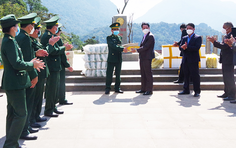 Thượng tá Khăm Sing Nôn Thạ Sỏn, Phó Giám đốc Công an tỉnh Khăm Muộn tặng quà và chúc mừng cán bộ, chiến sỹ BĐBP Quảng Bình đón Tết Nhâm Dần 2022