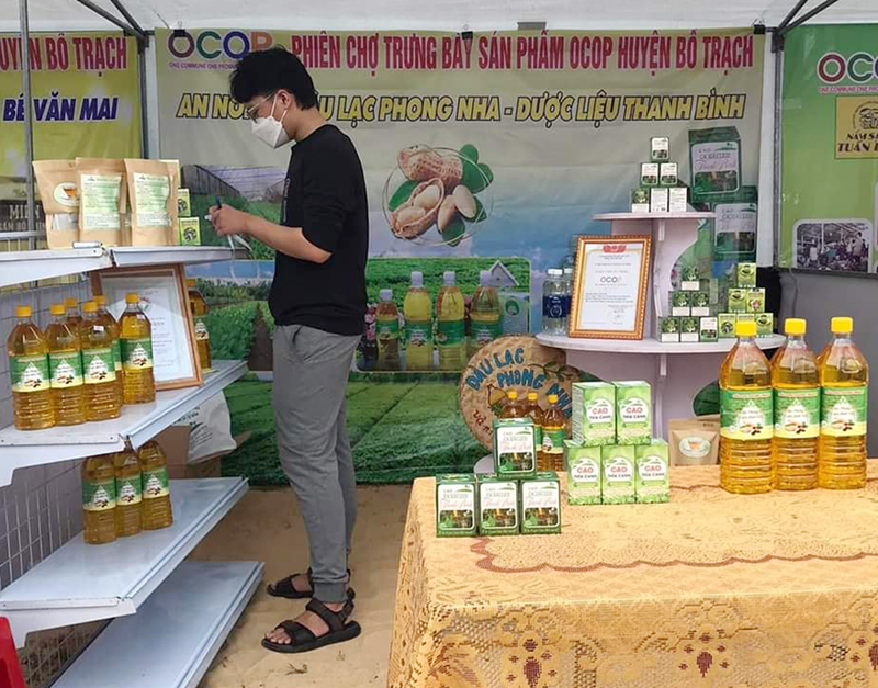 Các sản phẩm trưng bày, giới thiệu tại phiên chợ được người tiêu dùng quan tâm mua sắm.
