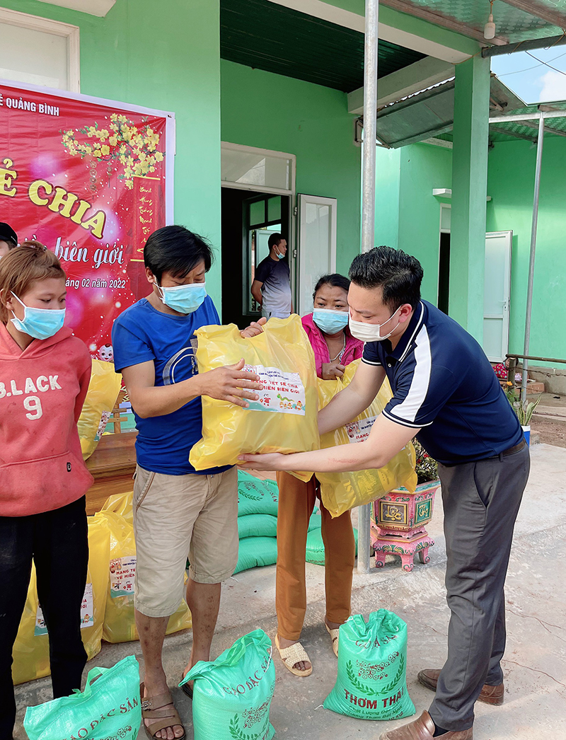 Trao quà Tết cho bà con bản Cha Lo, xã Dân Hóa, huyện Minh Hóa