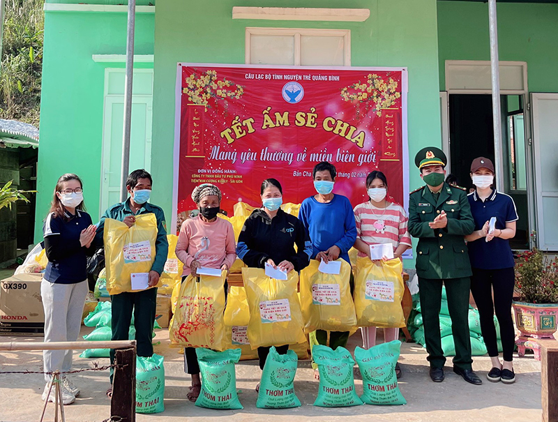 Bà con bản Cha Lo, xã Dân Hóa, huyện Minh Hóa vui mừng nhận quà Tết do CLB Tình nguyện trẻ Quảng Bình trao tặng