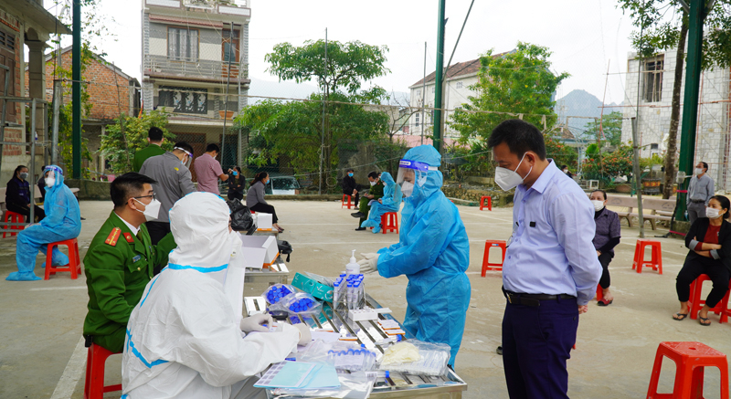 Ngành y tế khẩn trương triển khai các biện pháp chống dịch khẩn cấp tại ổ dịch phức tạp chợ Cuồi (xã Tiến Hóa, Tuyên Hóa), hạn chế lây lan dịch bệnh Covid-19.