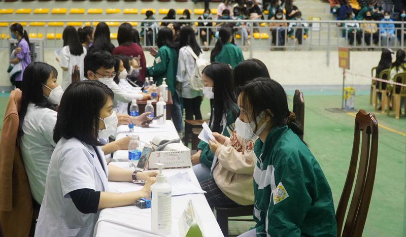 Đẩy nhanh công tác tiêm vắc xin phòng Covid-19 cho học sinh từ 12-17 tuổi.
