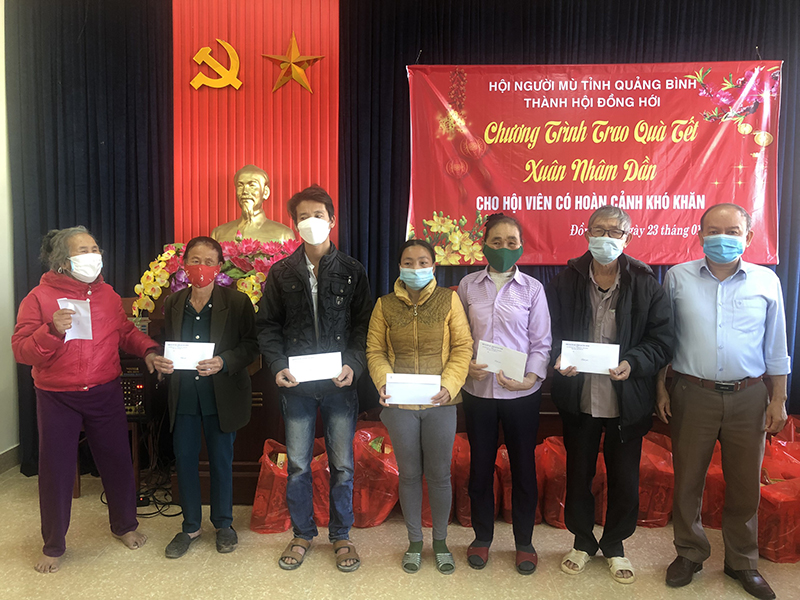 Đại diện lãnh đạo Hội Người mù tỉnh trao quà Tết cho các hội viên