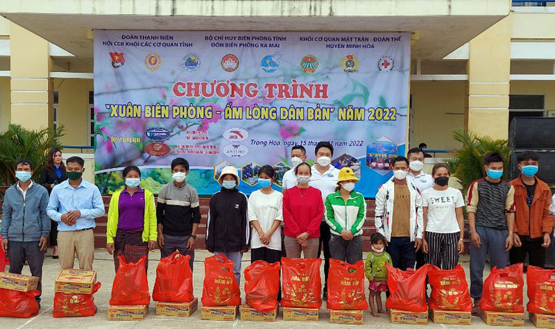 Trao quà Tết cho đồng bào dân tộc thiểu số