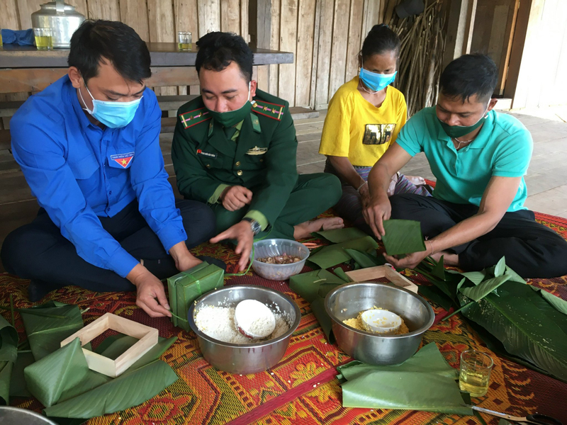 Đại diện các đơn vị và đồng bào gói bánh chưng