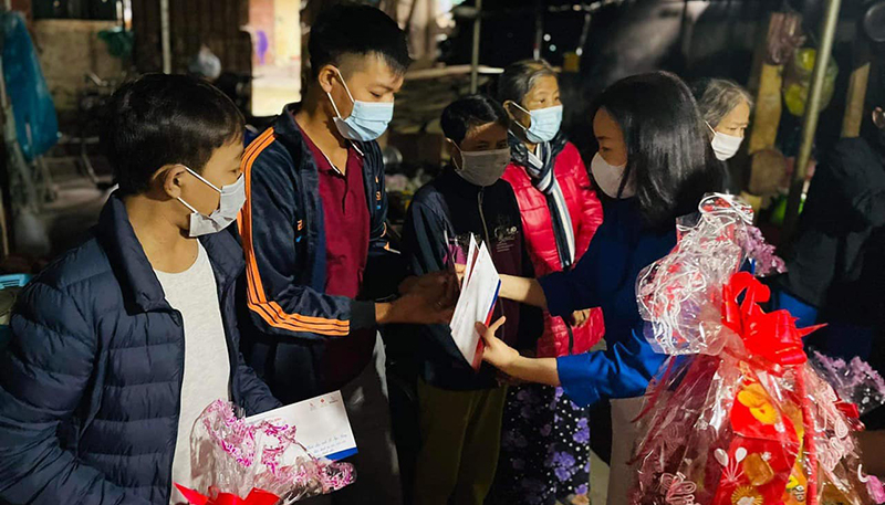 Đại diện ban giám hiệu nhà trường đến thăm và trao tặng quà Tết cho các bệnh nhân suy thận mạn tính.