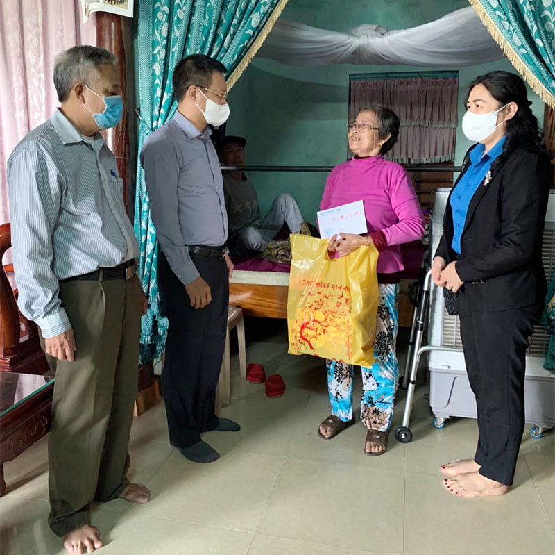 Lãnh đạo Công ty Xổ số kiến thiết Quảng Bình trao quà cho các gia đình là nạn nhân chất độc da cam/dioxin