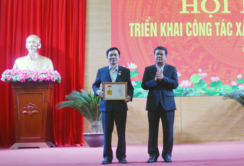 Đồng chí Bí thư Thành ủy Đồng Hới Trần Phong trao Kỷ niệm chương “Vì sự nghiệp công tác tổ chức xây dựng Đảng” cho đồng chí Hoàng Đình Thắng.