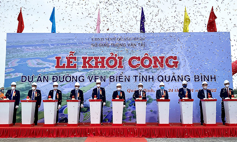 Các đồng chí lãnh đạo tỉnh, chủ đầu tư, đơn vị thi công và lãnh đạo các địa phương bấm nút khởi công Dự án thành phần 1 - Đường ven biển.