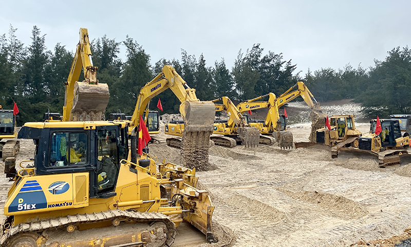 Ngay sau lễ khởi công, lực lượng xe máy của đơn vị thi công bắt đầu triển khai những phần việc đầu tiên san gạt mặt bằng dự án.
