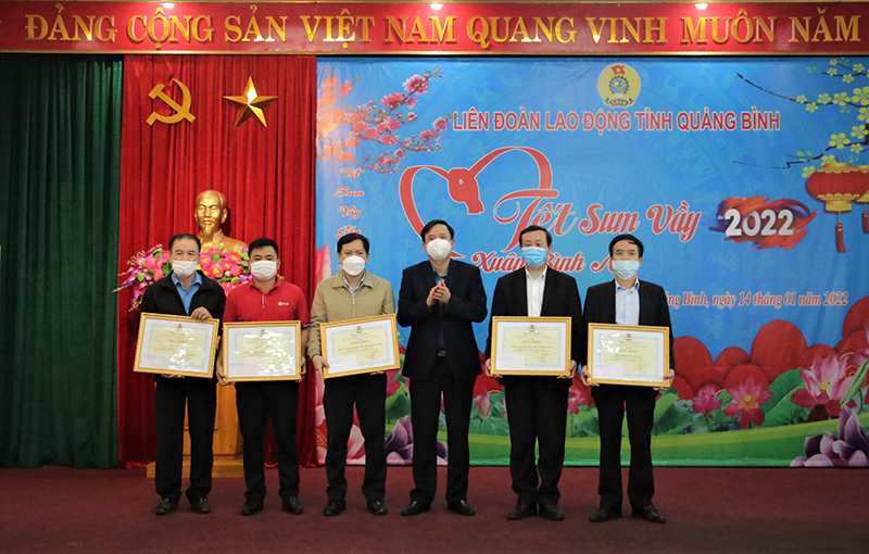 Lãnh đạo LĐLĐ tỉnh tặng bằng khen cho các doanh nghiệp có nhiều thành tích trong chăm lo đời sống, hỗ trợ ĐV, NLĐ gặp khó khăn.