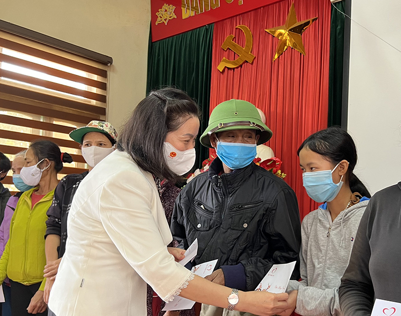Đồng chí Nguyễn Minh Tâm, Phó Trưởng đoàn ĐBQH tỉnh trao quà cho bà con xã Liên Thủy, huyện Lệ Thủy.     