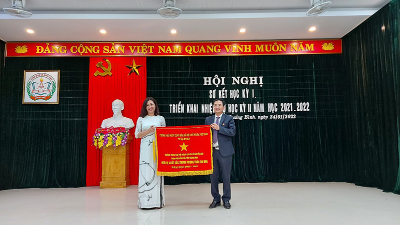 Trường THPT Chuyên Võ Nguyên Giáp một trong 5 đơn vị vinh dự được nhận Cờ thi đua của Thủ tướng Chính phủ.