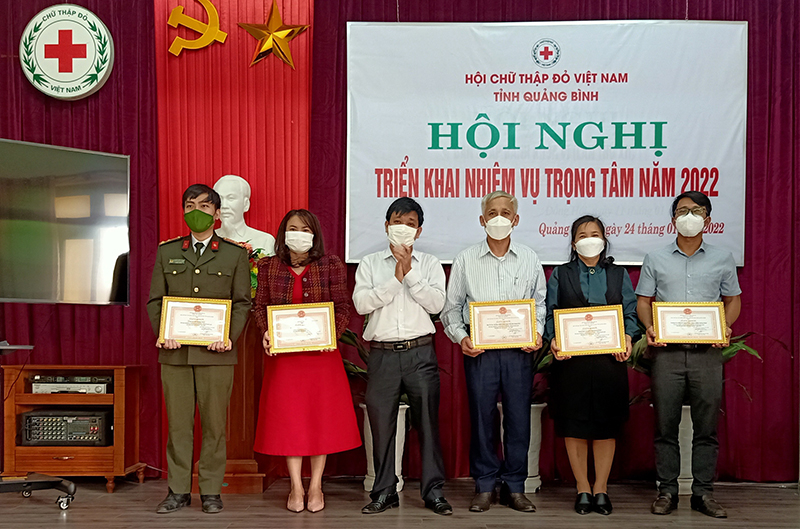 Đại diện Ban Chỉ đạo vận động hiến máu tình nguyện tỉnh Quảng Bình cũng đã trao giấy khen cho các cá nhân, tập thể đã hoàn thành và vượt chỉ tiêu kế hoạch giao vận động hiến máu tình nguyện năm 2021