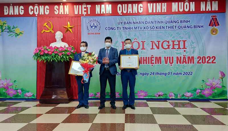Đồng chí Phó Chủ tịch UBND tỉnh Hồ An Phong trao danh hiệu Chiến sĩ thi đua cấp tỉnh cho 2 cá nhân