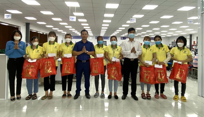 Đại diện lãnh đạo Công đoàn Khu Kinh tế tỉnh trao quà Tết cho các ĐV, NLĐ có hoàn cảnh khó khăn.