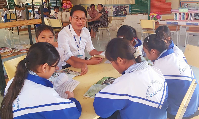 Thầy giáo Trần Mạnh Hùng hướng dẫn học sinh Trường PTDT bán trú TH và THCS Dân Hóa học tập (Ảnh chụp trước thời điểm dịch Covid-19 bùng phát).