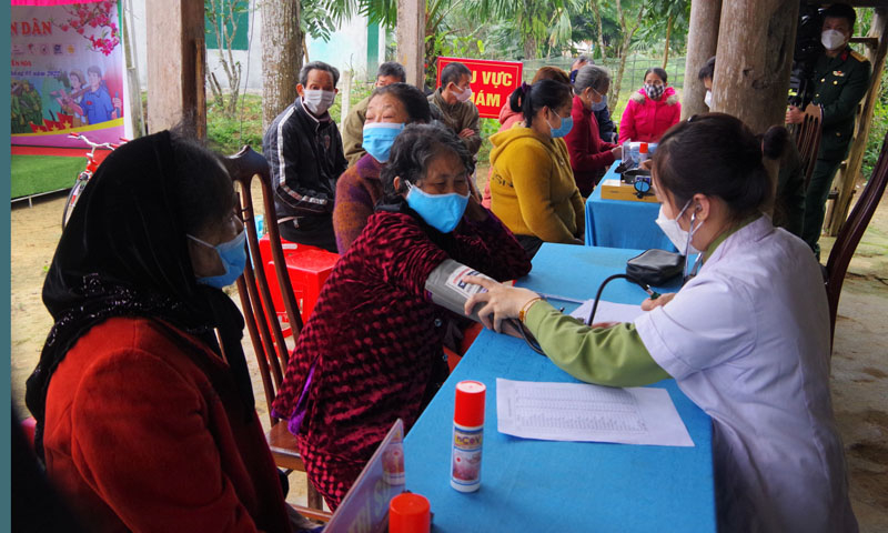 Khám, cấp thuốc miễn phí cho bà con.