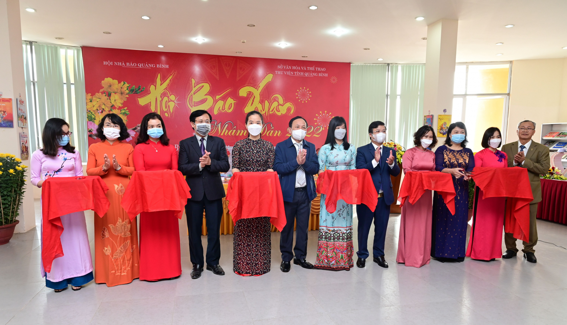 Các đại biểu cắt băng khai mạc Hội báo Xuân Nhâm Dần năm 2022.