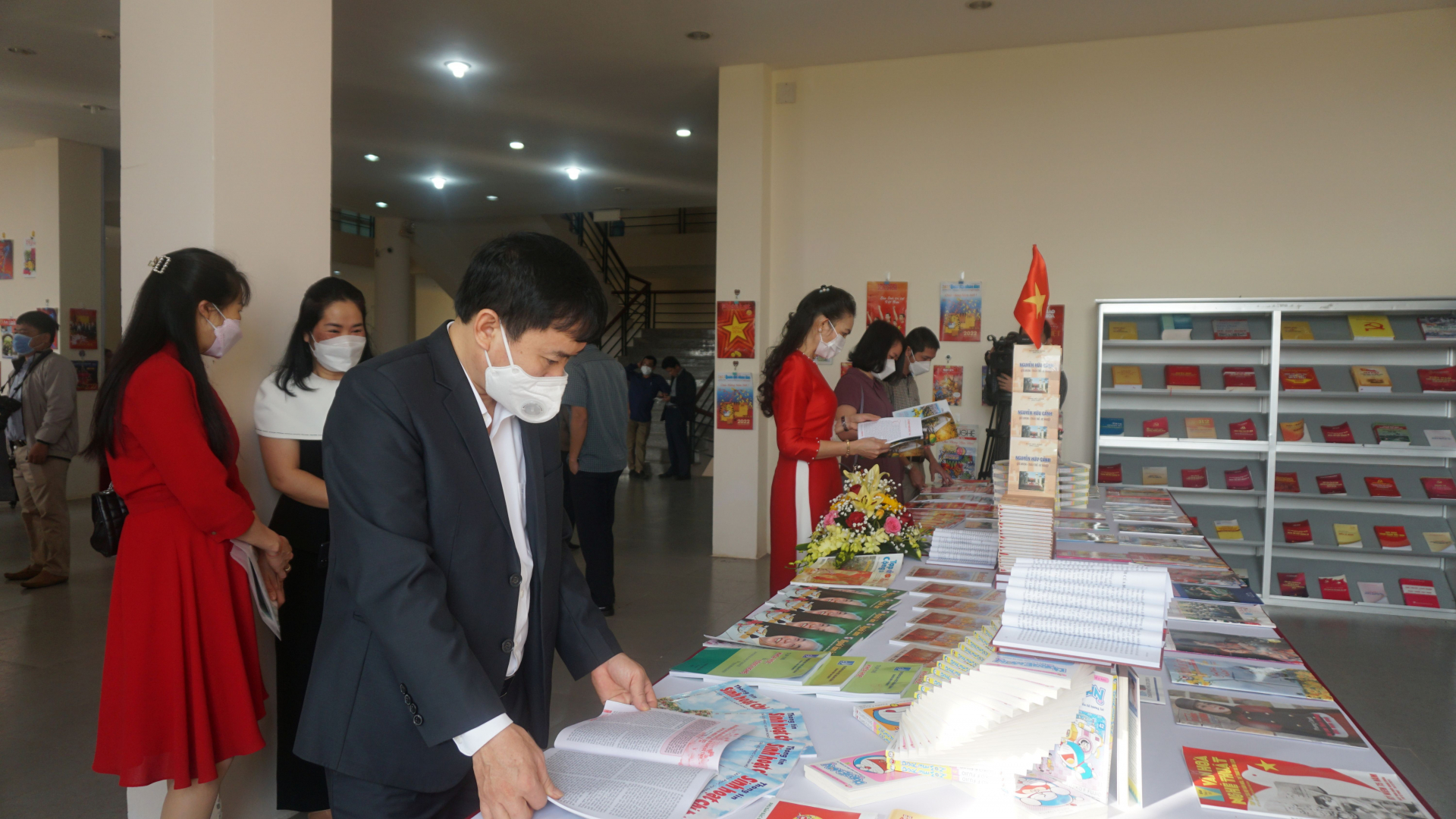 Đông đảo bạn đọc tham quan, đọc báo trong ngày khai mạc.