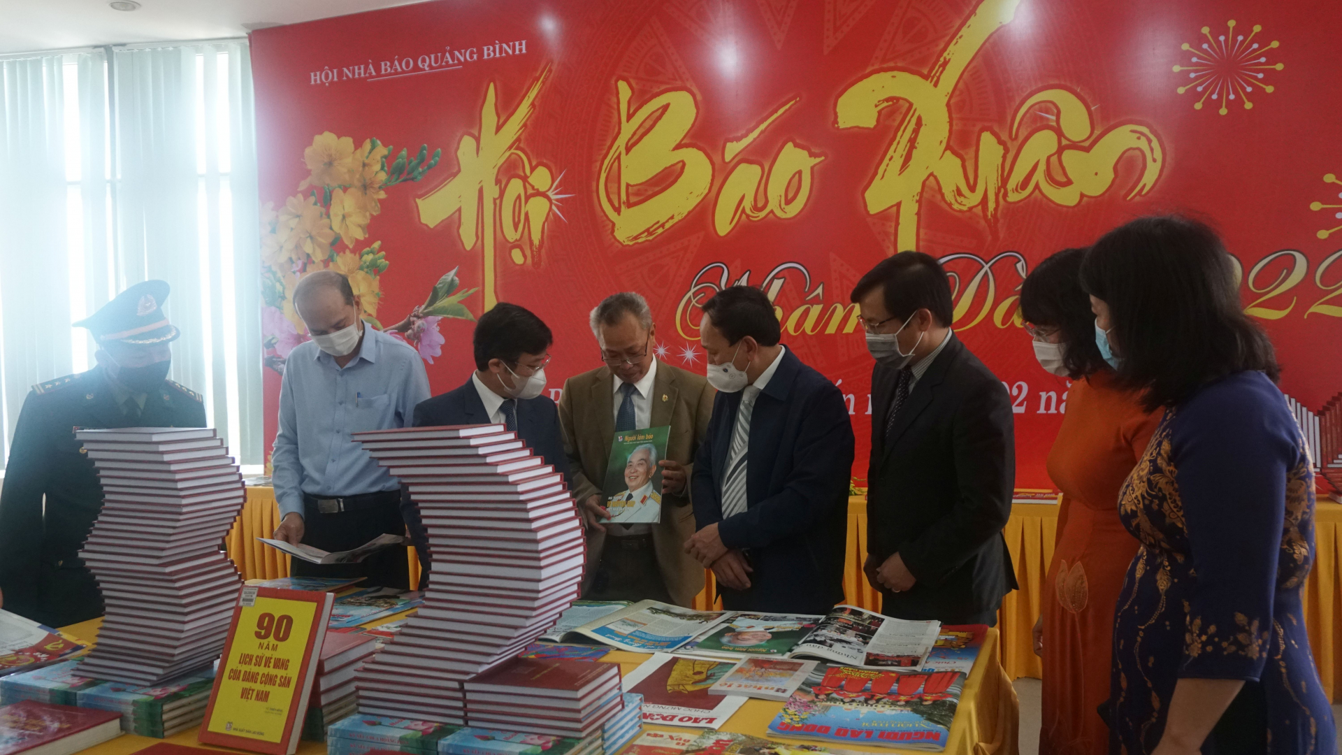 Bạn đọc thăm quan và đọc báo Xuân 2022.