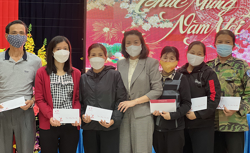 Đoàn Đại biểu Quốc hội tỉnh tặng quà cho các gia đình có hoàn cảnh khó khăn tại phường Đồng Hải, TP. Đồng Hới