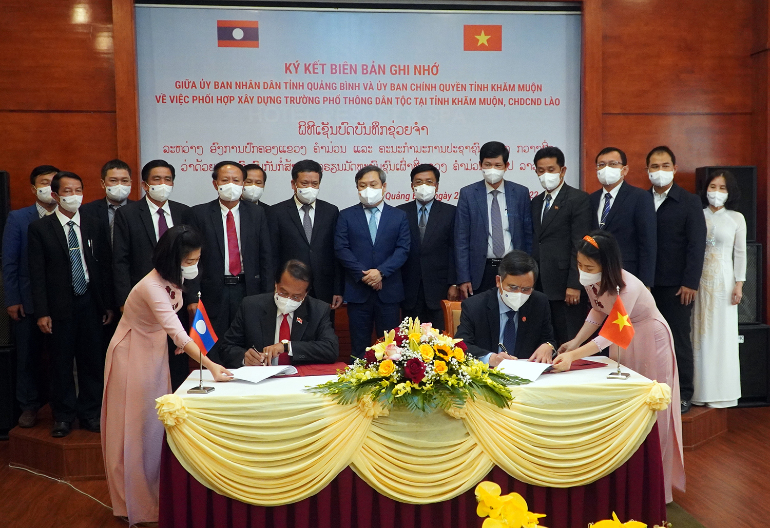 Đồng chí Bí thư, Tỉnh trưởng tỉnh Khăm Muộn Văn-xay Phong-sạ-vẳn và đồng chí Chủ tịch UBND tỉnh Quảng Bình Trần Thắng đã ký kết Biên bản ghi nhớ