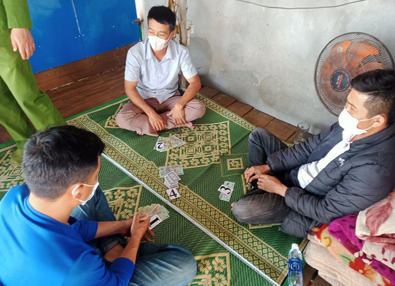 Các đối tượng bị bắt quả tang vì hành vi đánh bạc.