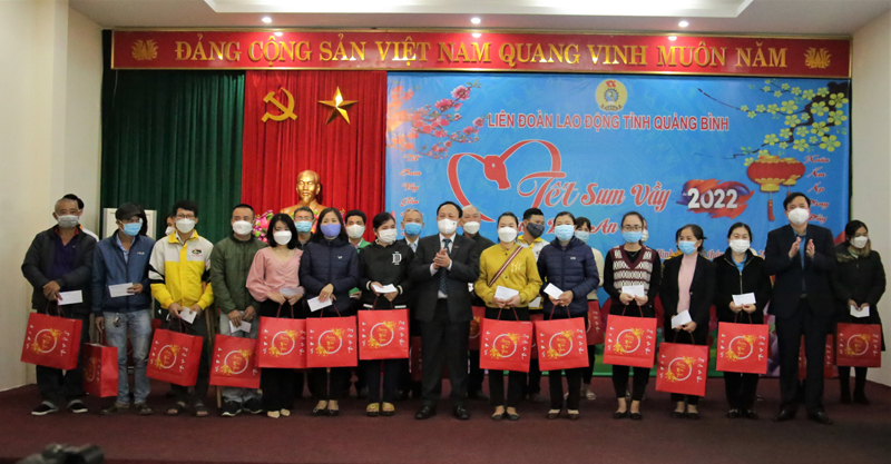Đồng chí Phó Bí thư Thường trực Tỉnh ủy Trần Hải Châu và lãnh đạo LĐLĐ tỉnh trao quà Tết cho ĐV, NLĐ có hoàn cảnh khó khăn.