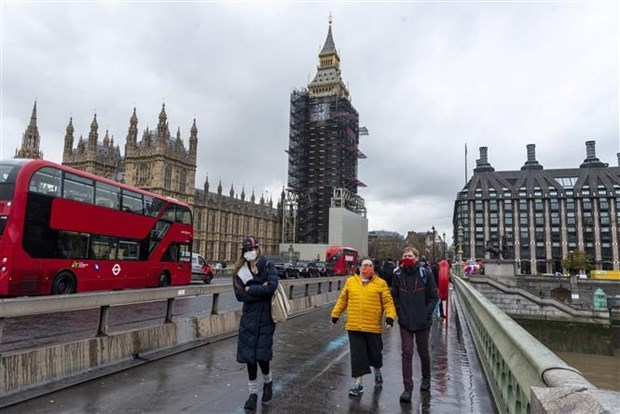 Người dân trên đường phố London của Anh. (Ảnh: THX/TTXVN)