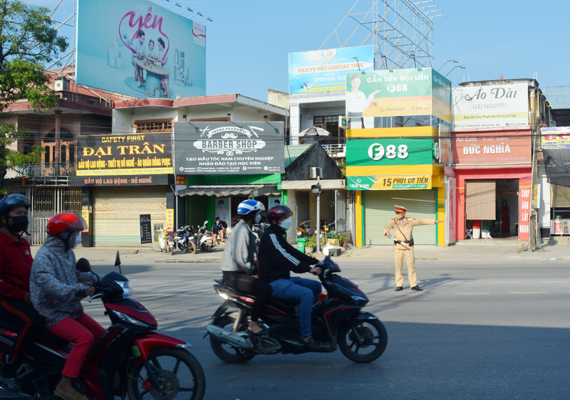 Lực lượng CSGT Công an TP. Đồng Hới thường xuyên có mặt tại các tuyến đường trọng điểm để hướng dẫn giao thông.