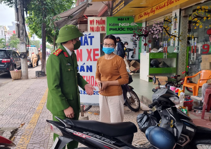 Lực lượng Công an thành phố tuần tra, nhắc nhở người dân chấp hành quy định về trật tự ATGT.