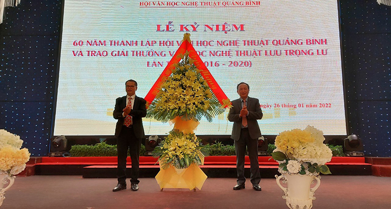 Đồng chí Phó Bí thư Thường trực Tỉnh ủy Trần Hải Châu tặng hoa chúc mừng Hội VHNT