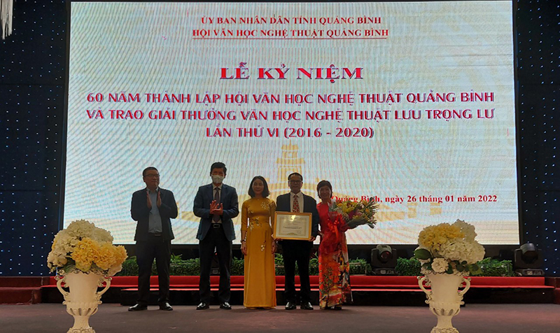 Hội VHNT vinh dự được nhận bằng khen của Chủ tịch UBND tỉnh.