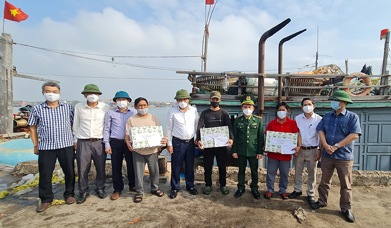  Đồng chí Phó Chủ tịch Thường trực UBND tỉnh Đoàn Ngọc Lâm tặng quà cho bà con ngư dân tại cảng cá Sông Gianh.