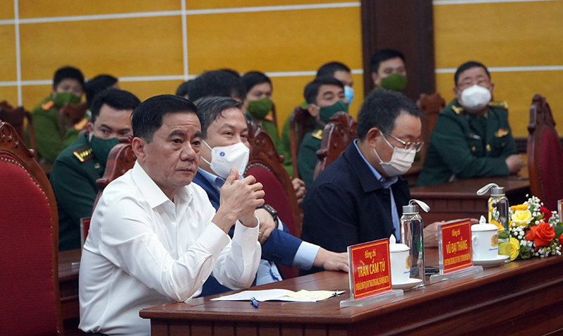  Đồng chí Chủ nhiệm UBKT Trung ương Trần Cẩm Tú và đồng chí Bí thư Tỉnh ủy Quảng Bình Vũ Đại Thắng