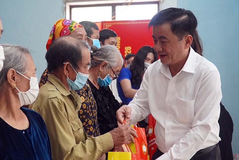 Đồng chí Chủ nhiệm UBKT Trung ương Trần Cẩm Tú phát biểu tại buổi tặng quà cho người dân và công nhân lao động tại xã Quảng Đông.