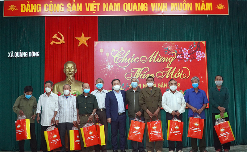 Đồng chí Bí thư Tỉnh ủy Vũ Đại Thắng tặng quà cho các cá nhân bị ảnh hưởng chất độc màu da cam