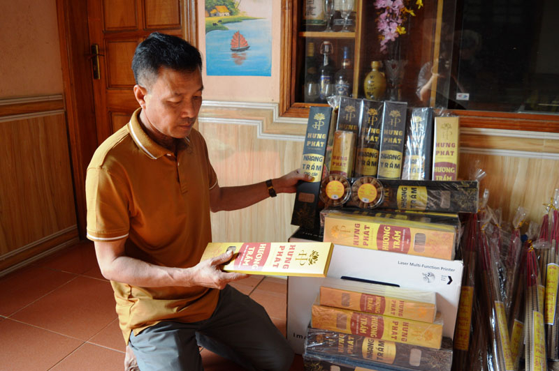 Sản phẩm chính của HTX là các loại hương trầm từ cao cấp đến bình dân có giá từ vài triệu đồng đến vài trăm nghìn đồng/hộp.