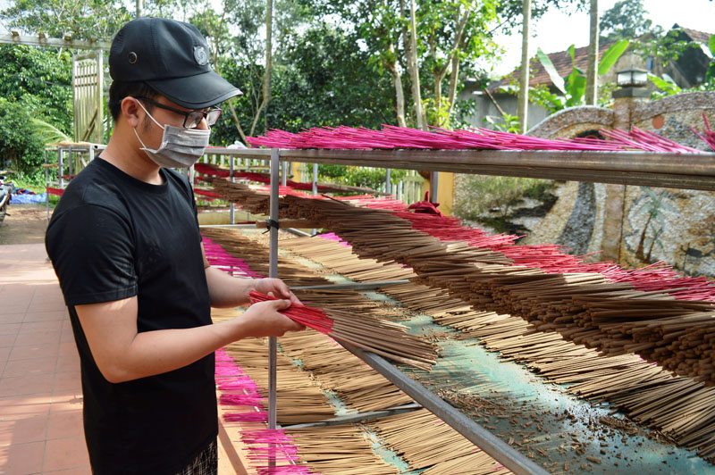 Trầm hương được phơi nắng trước khi đóng gói tiêu thụ