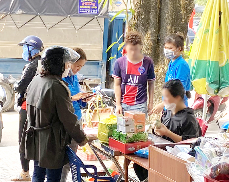 Nhiều người dân vội vàng mua sắm, quên cả việc thực hiện 5K trong phòng chống dịch bệnh.