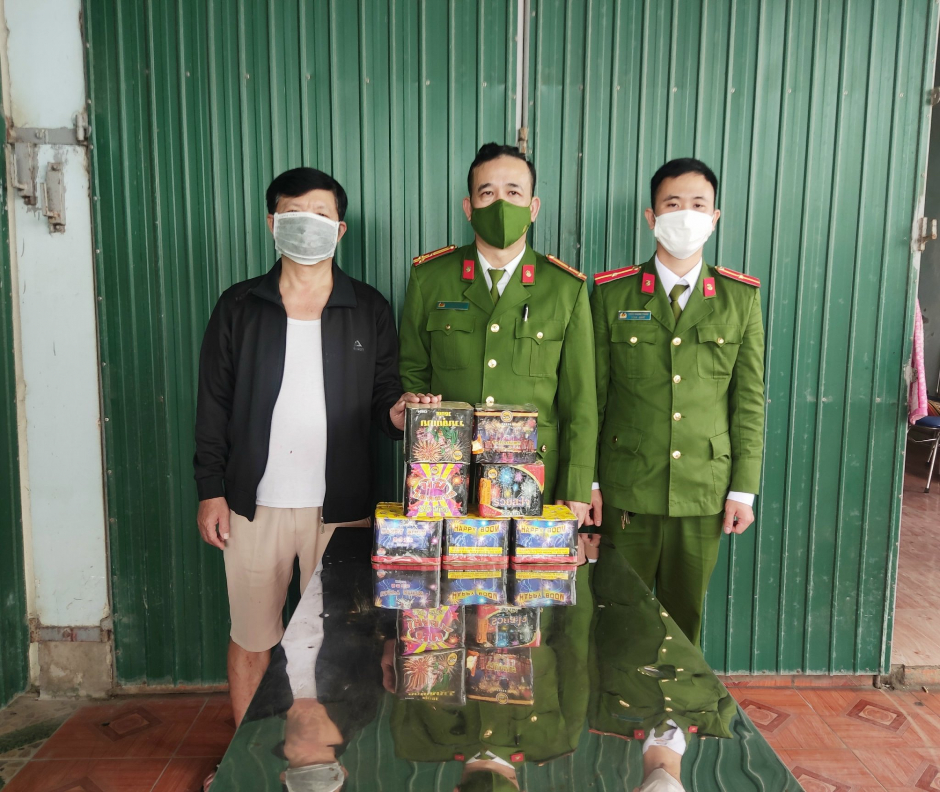 Người dân giao nộp pháo nổ cho cơ quan công an.
