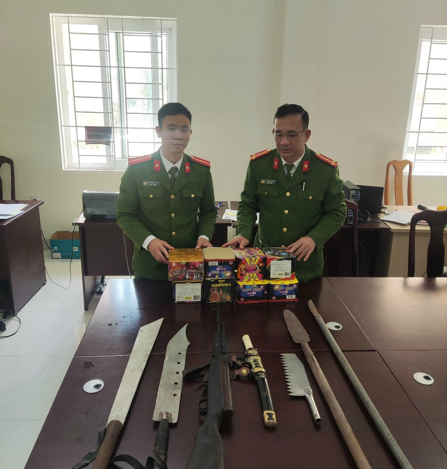 Người dân giao nộp vũ khí các loại cho cơ quan công an.