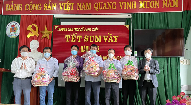 Công đoàn ngành tặng quà cho giáo viên Trường TH-THCS số 2 Kim Thủy
