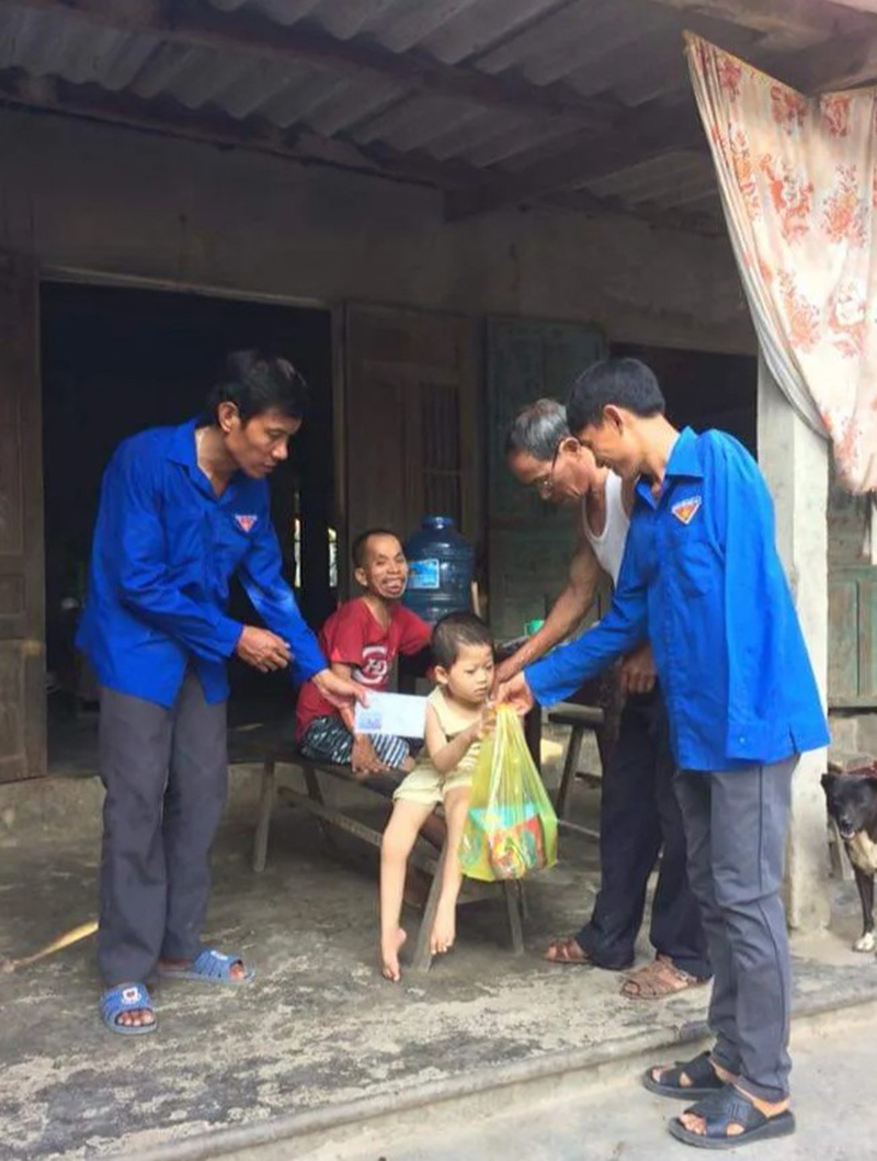 Anh Lê Văn Sơn (ngoài cùng bên phải) và các thành viên trong CLB Thanh niên khuyết tật xã Gia Ninh tham gia làm công tác tình nguyện.