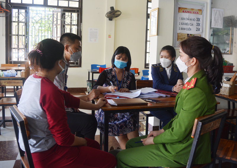 Lập biên bản kiểm tra và nhắc nhở một quán phục vụ đồ ăn sáng trên đường Lê Quý Đôn.