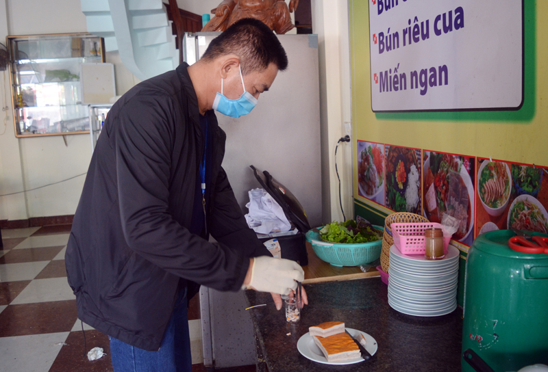 Đoàn kiểm tra tiến hành lấy mẫu thực phẩm phân tích.