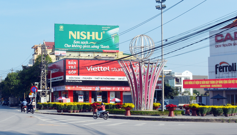 Phố vẫn đông người qua, nhưng hàng hoa thì vắng khách.