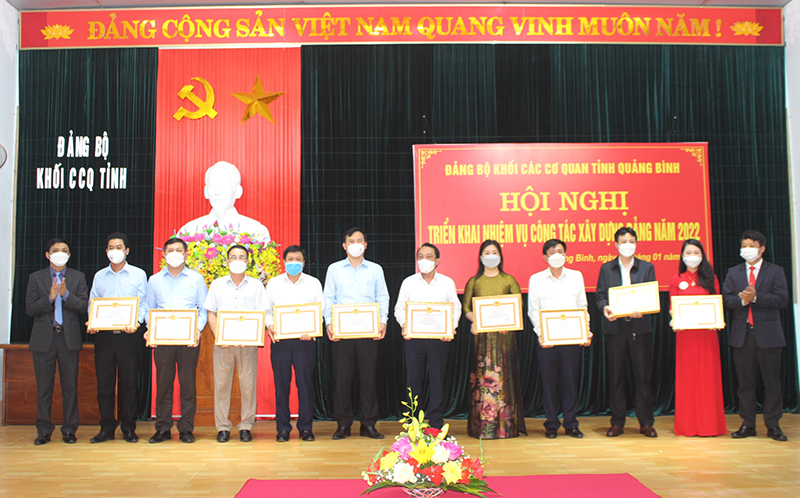 Đại diện lãnh đạo Ban Thường vụ Đảng ủy Khối Các cơ quan tỉnh tặng giấy khen cho các đảng viên hoàn thành xuất sắc nhiệm vụ 5 năm liền.
