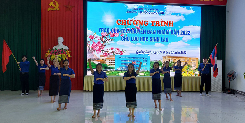 Một tiết mục văn nghệ do LHS Lào biểu diễn